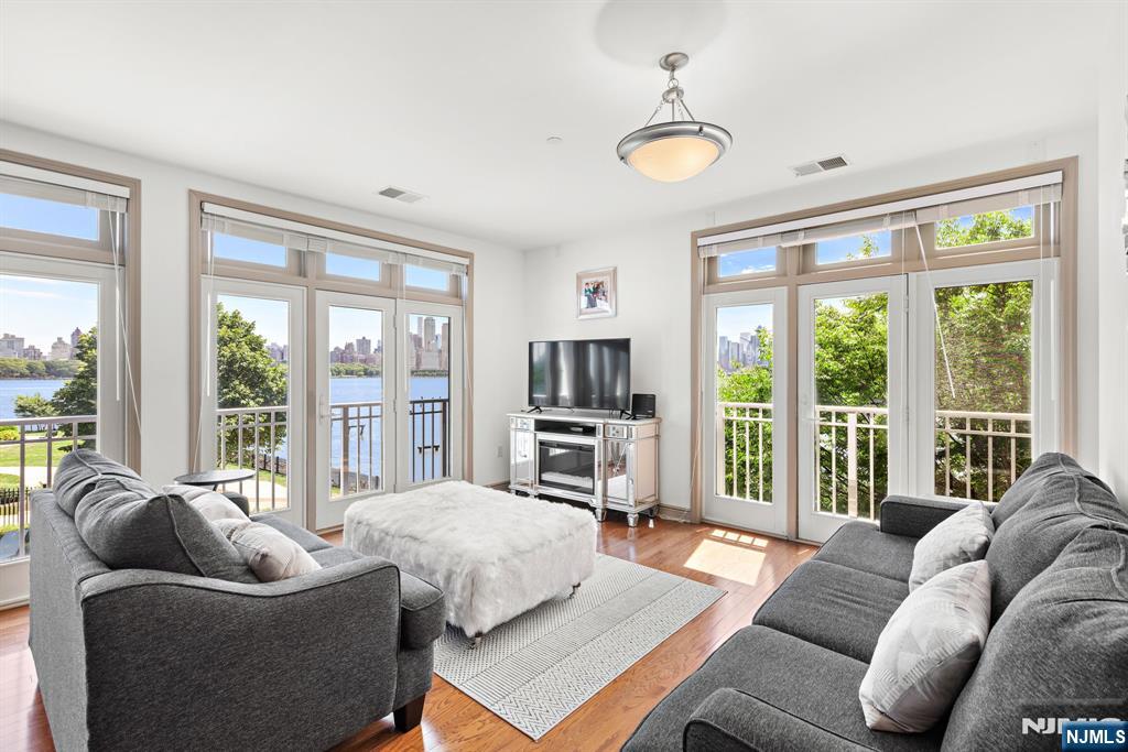 7400 River Road 208