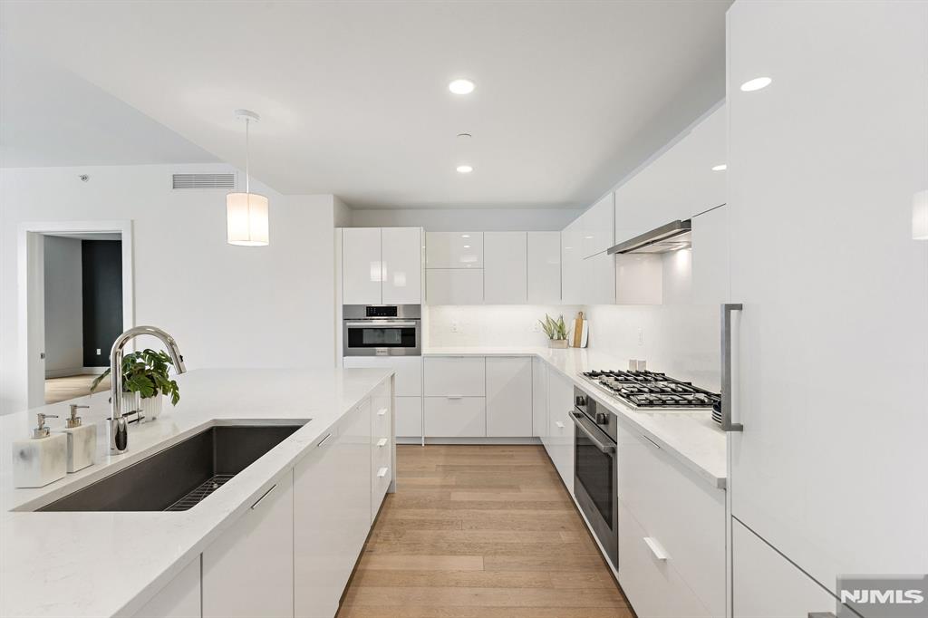 9 Ave At Port Imperial 911