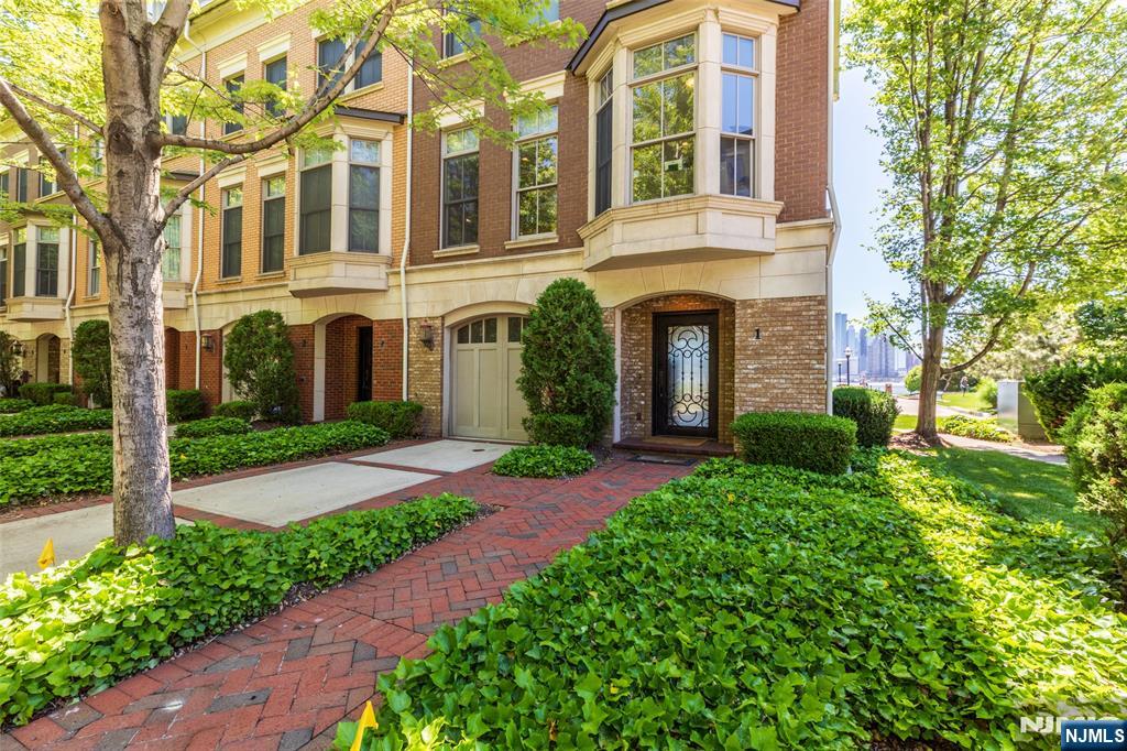 1 Regency Place