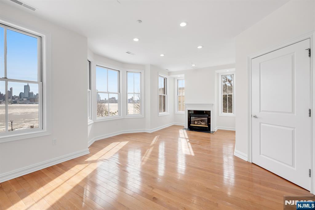 1 Regency Place