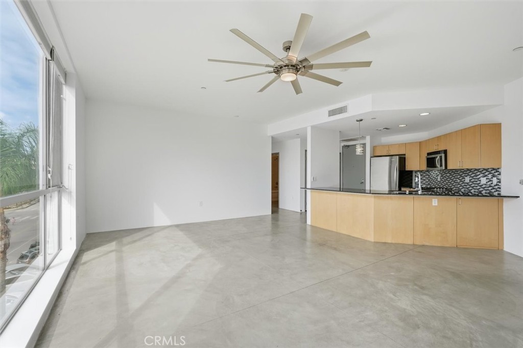 285 W 6th 317