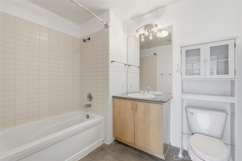285 W 6th 317