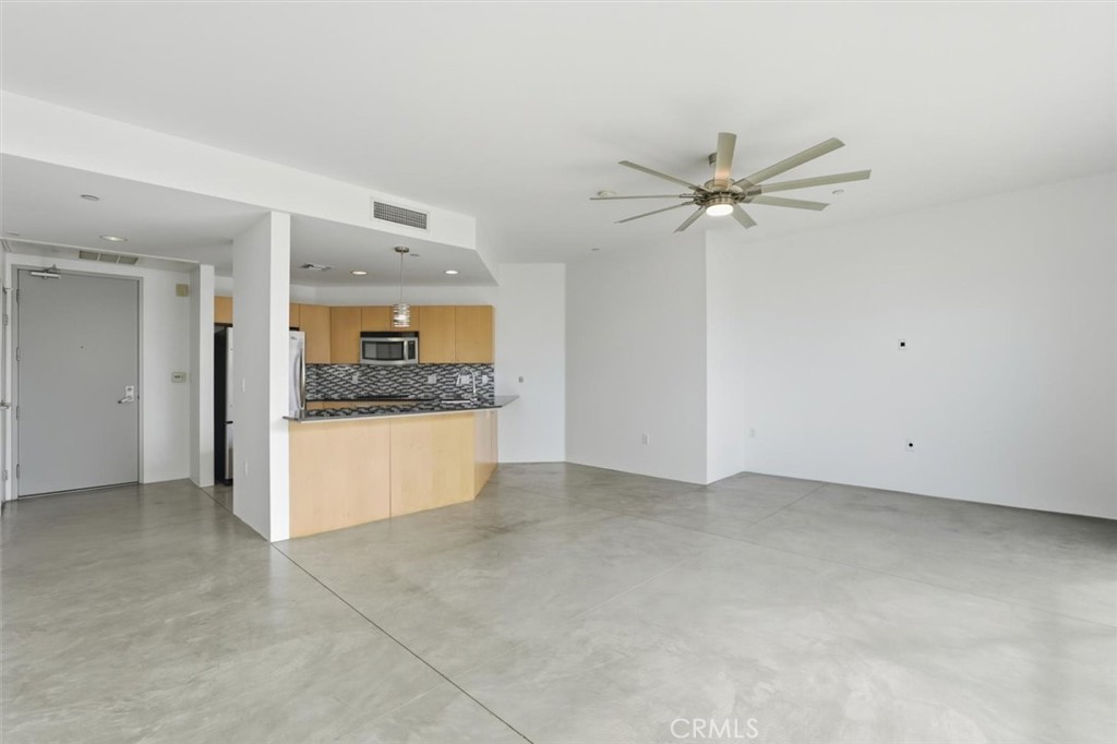 285 W 6th 317