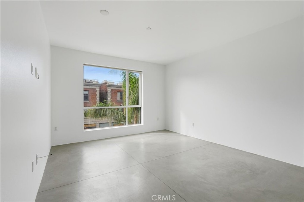 285 W 6th 317