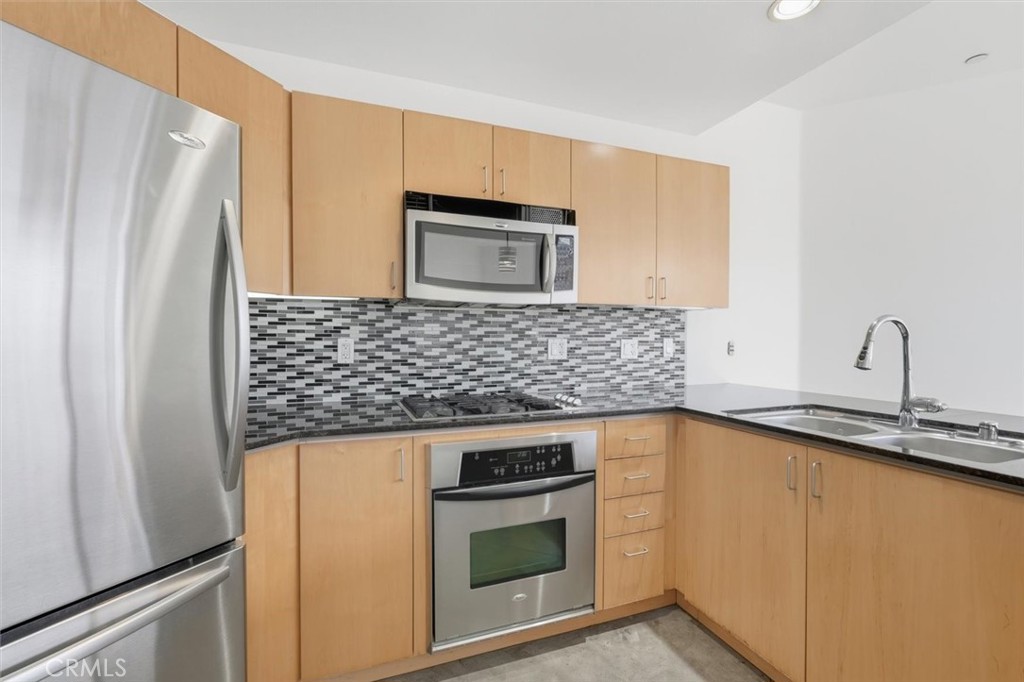 285 W 6th 317