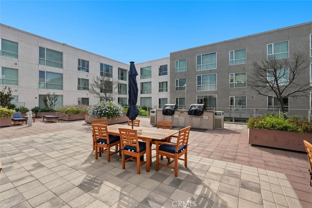 285 W 6th 317