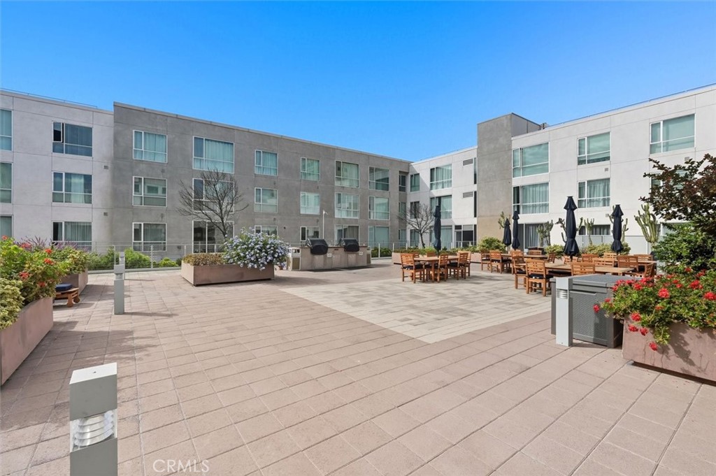 285 W 6th 317