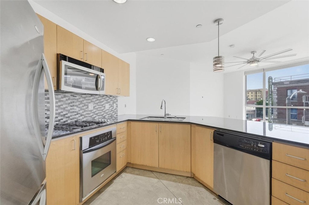285 W 6th 317