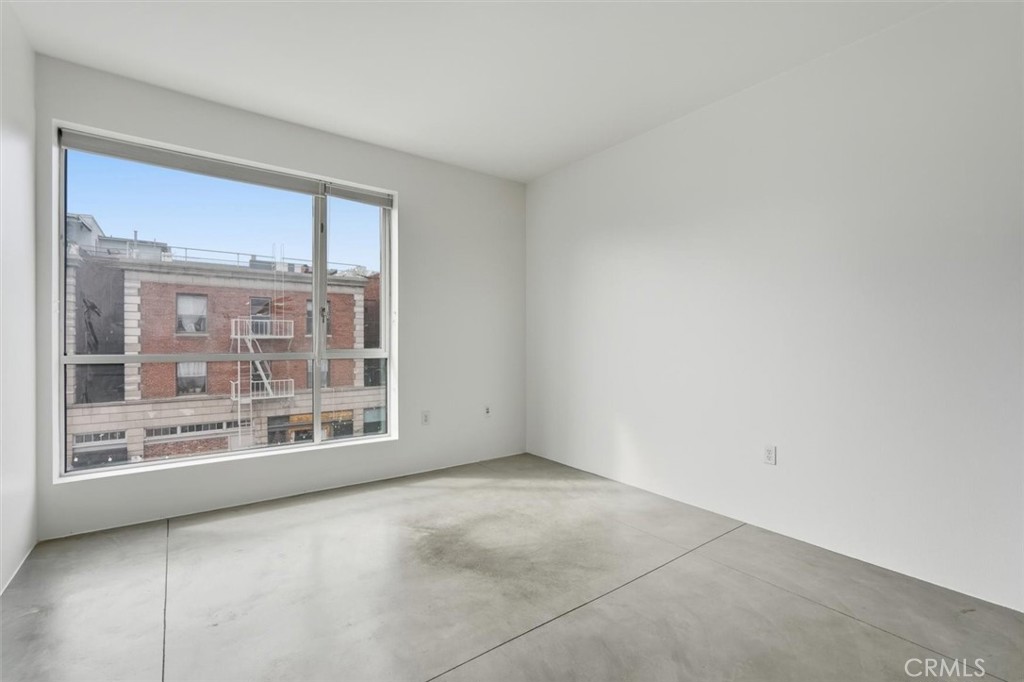 285 W 6th 317