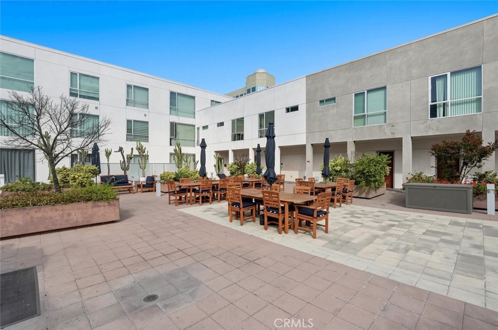 285 W 6th 317