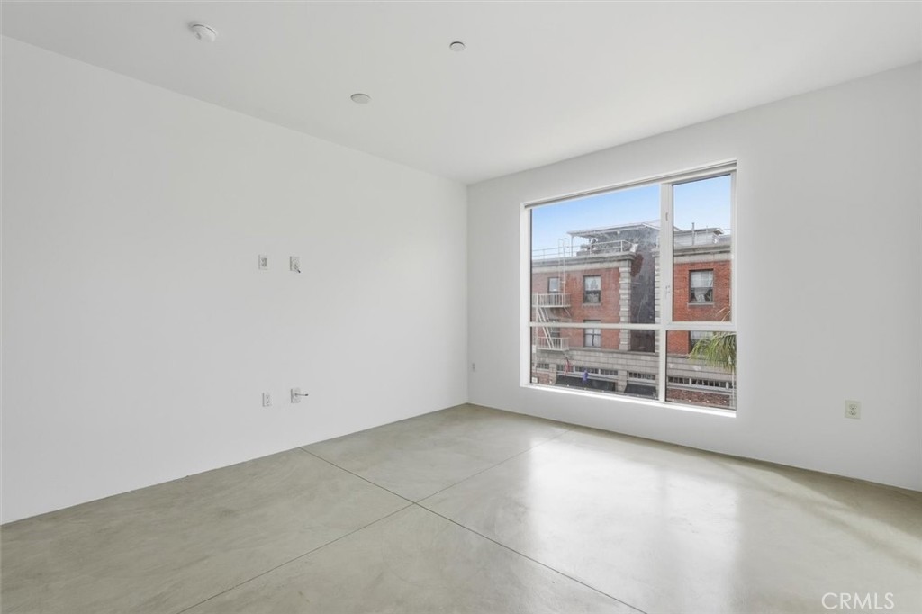 285 W 6th 317