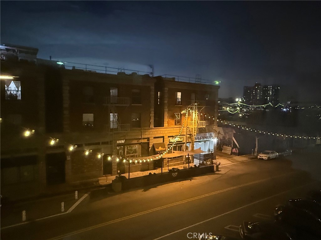 285 W 6th 317