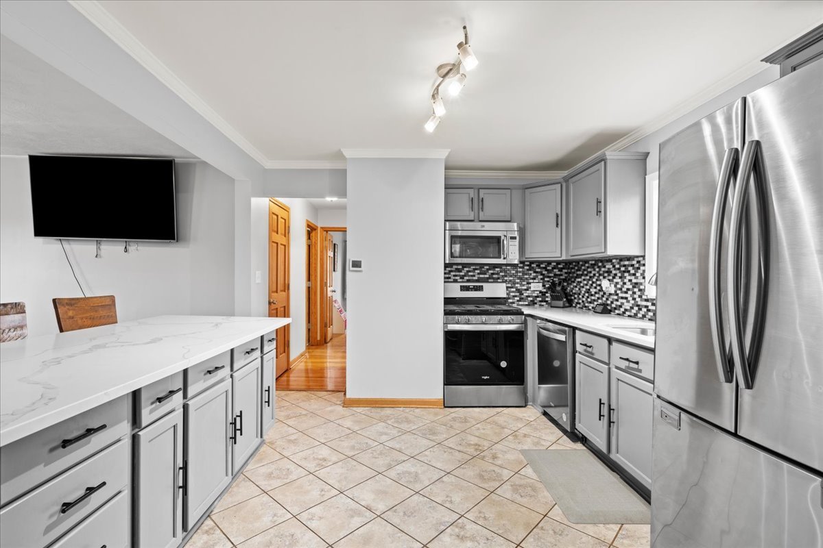 23W528 Burdette Avenue