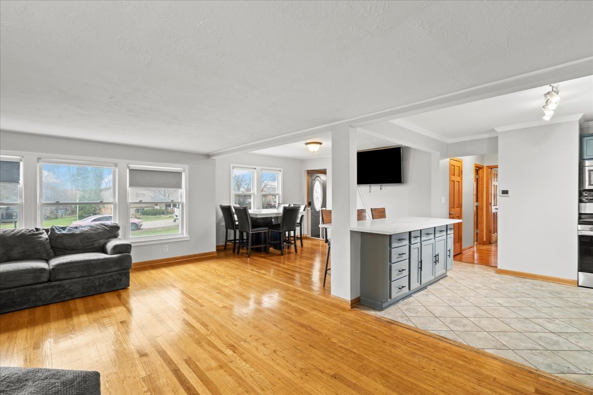 23W528 Burdette Avenue