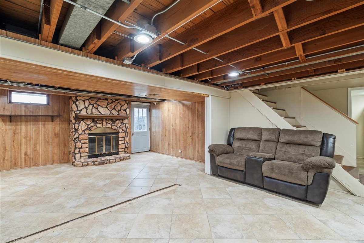 23W528 Burdette Avenue