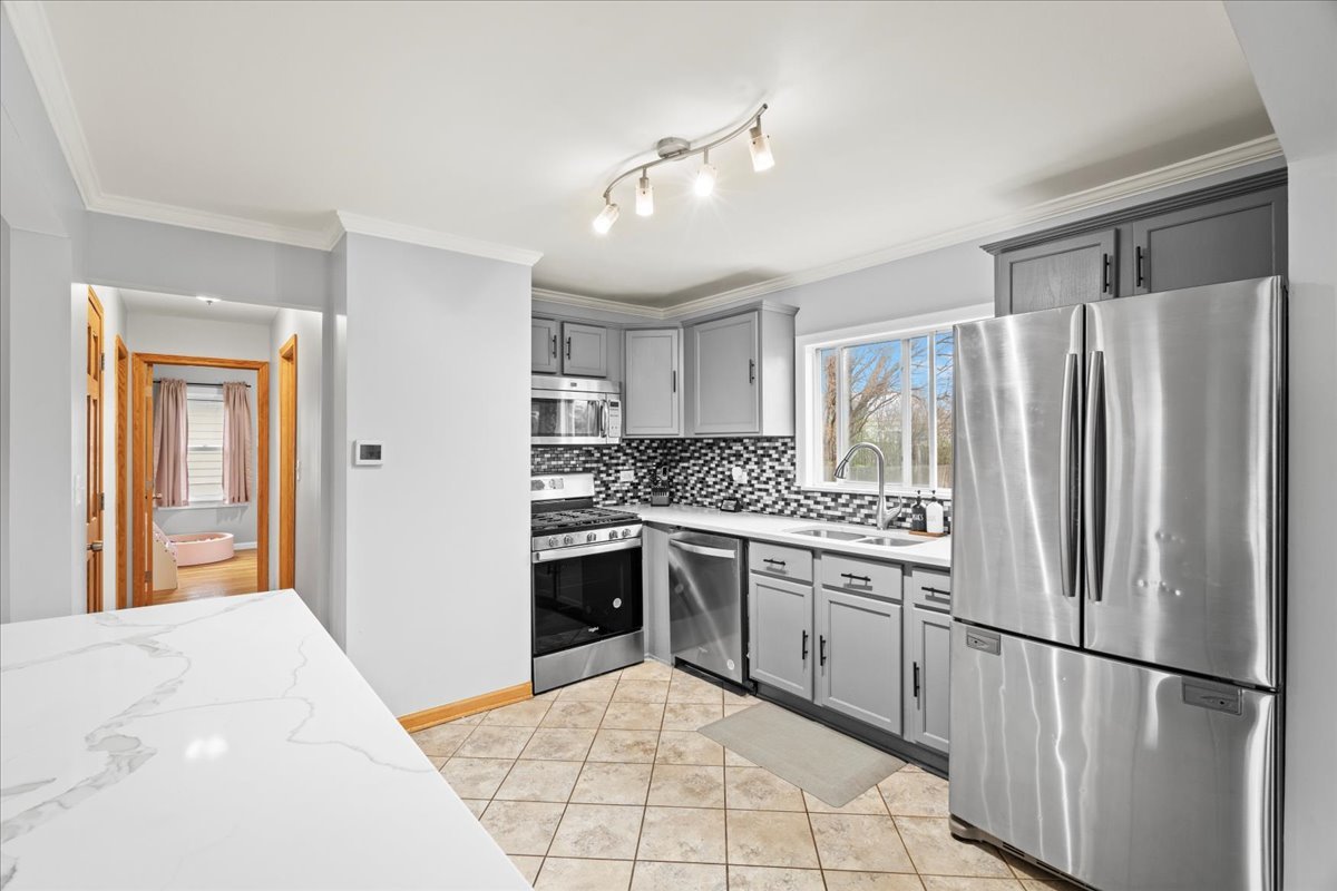 23W528 Burdette Avenue