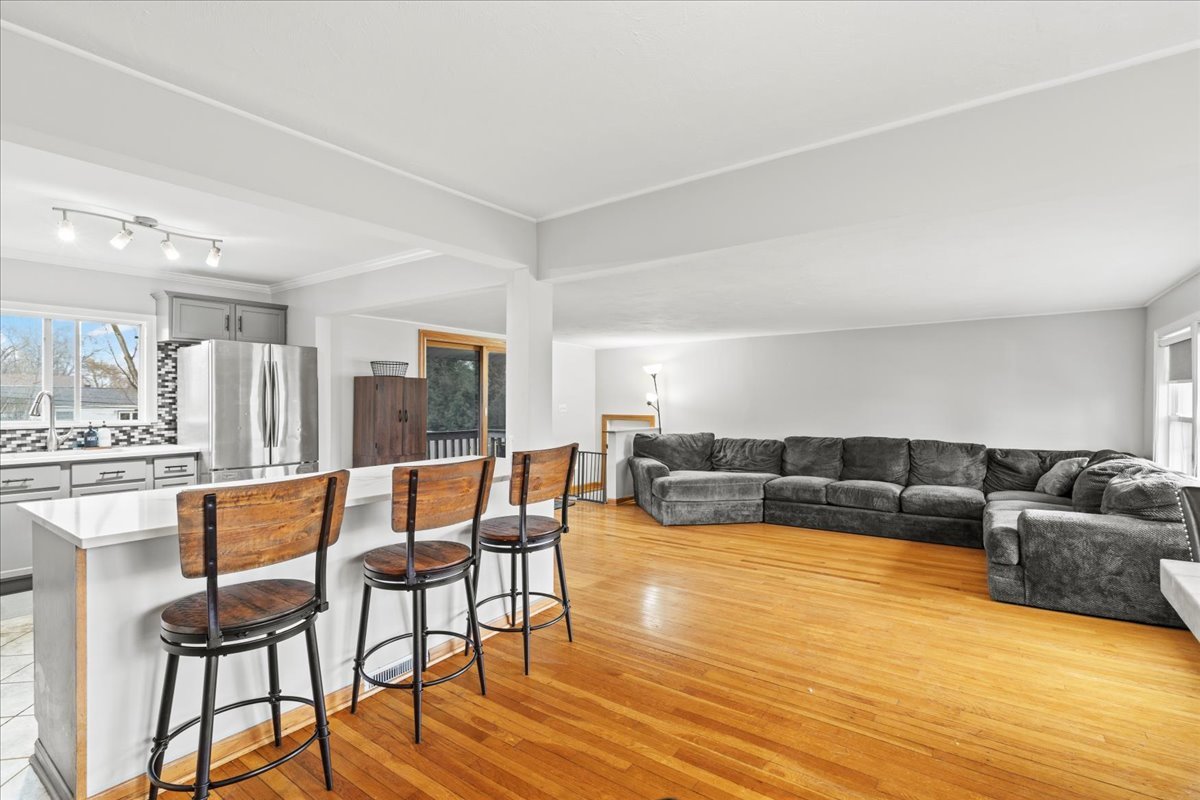 23W528 Burdette Avenue