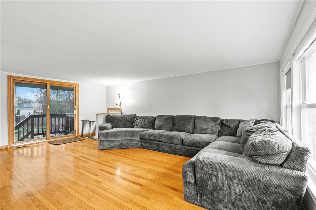 23W528 Burdette Avenue