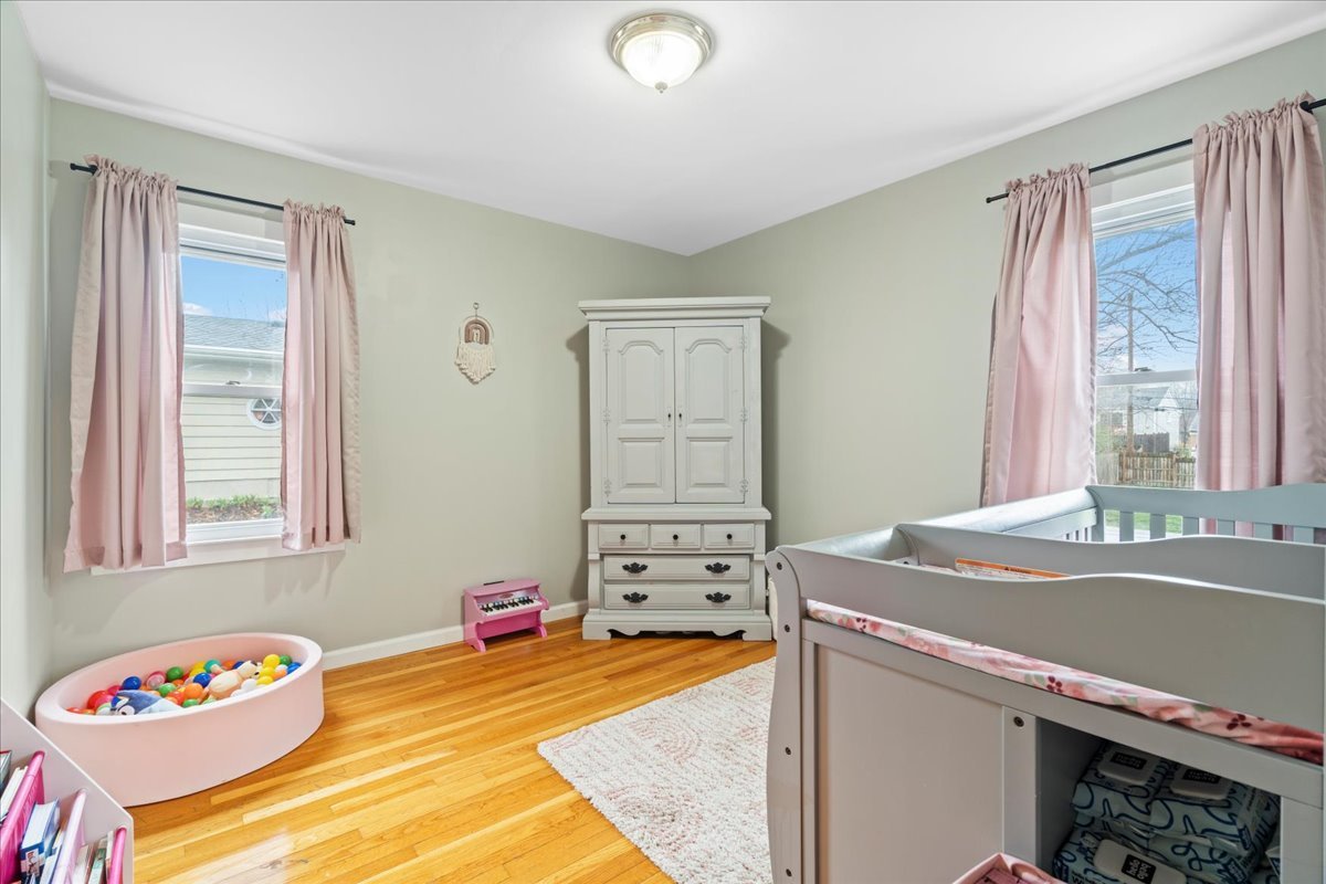 23W528 Burdette Avenue