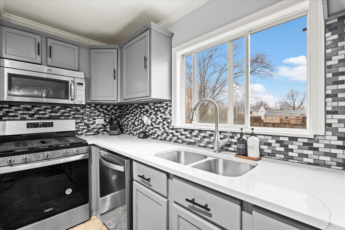 23W528 Burdette Avenue