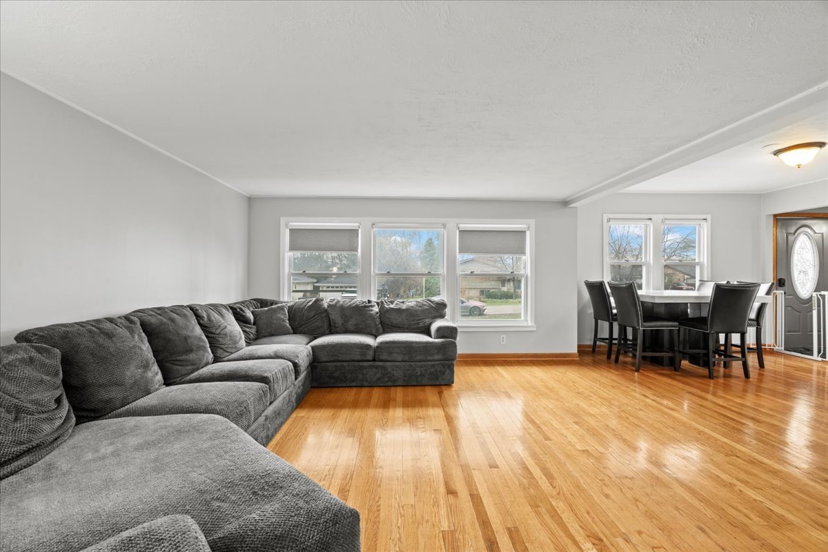 23W528 Burdette Avenue