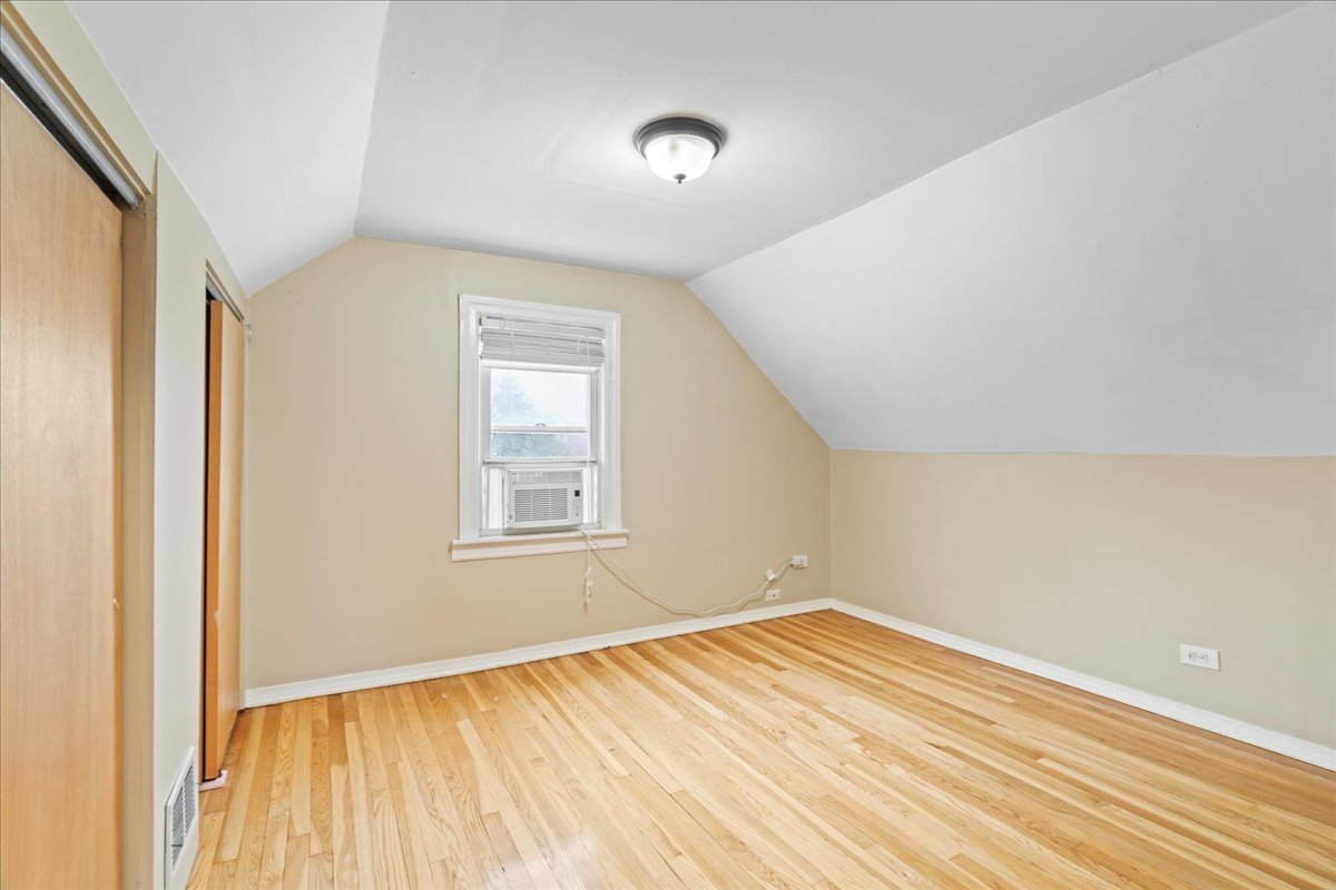 23W528 Burdette Avenue