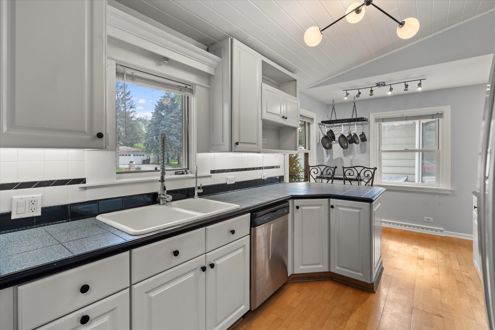 23W500 Burdette Avenue