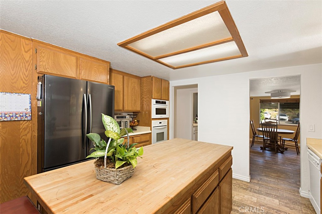 23550 Oak Circle Drive