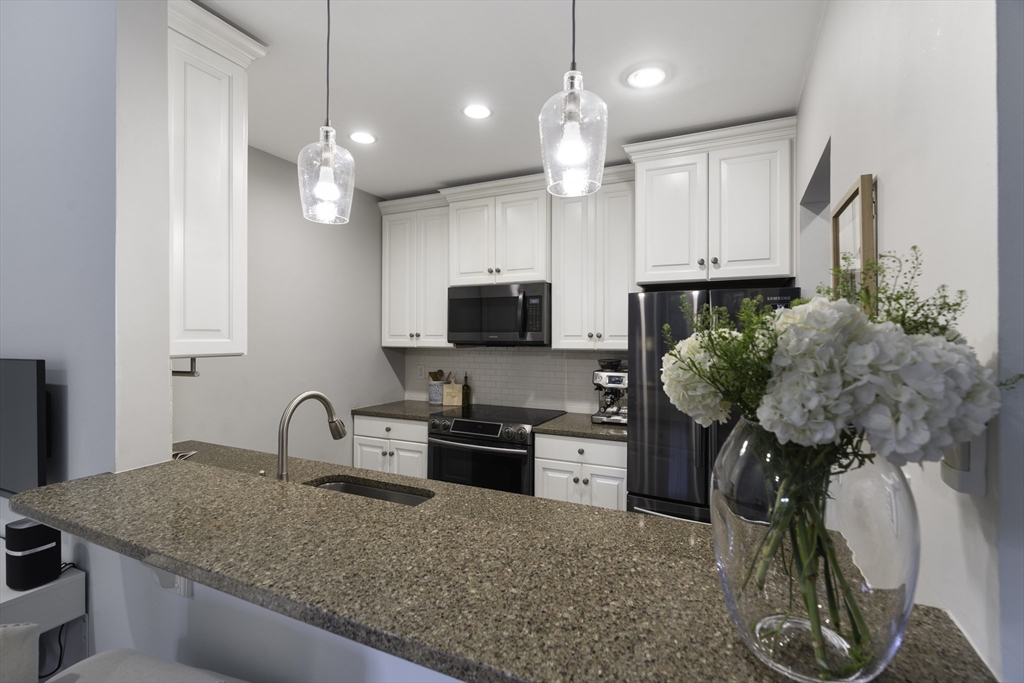 202 W Springfield St # 3