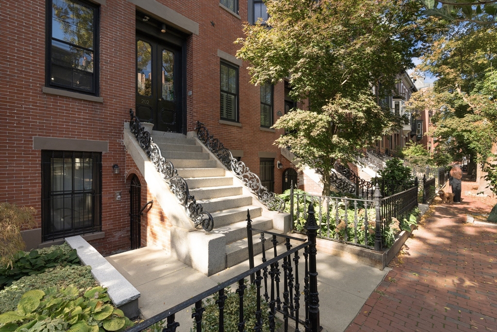 202 W Springfield St # 3