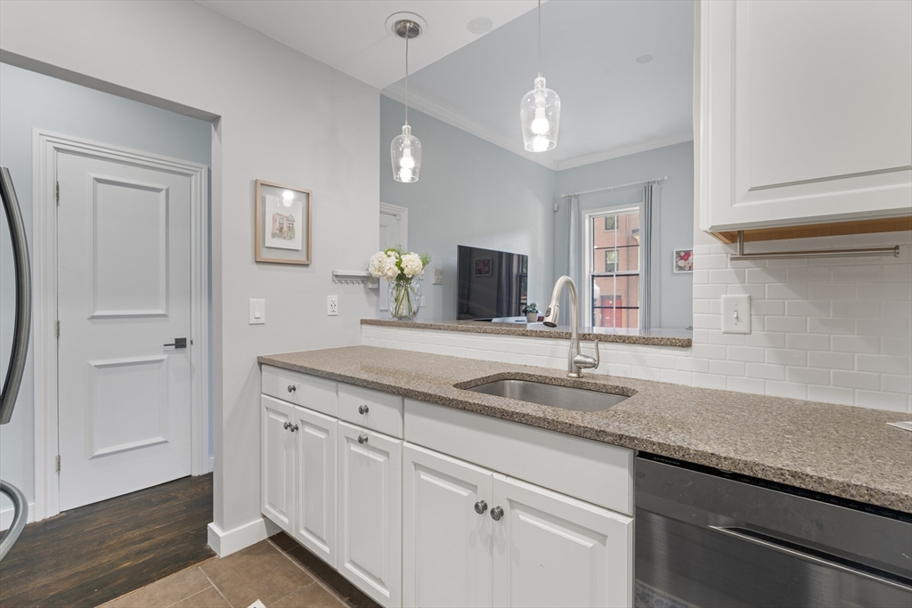 202 W Springfield St # 3