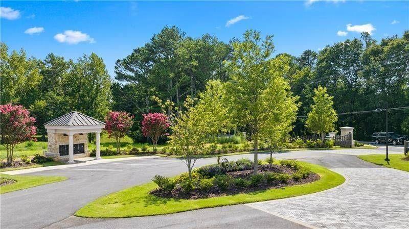 2033 Magnolia Lane