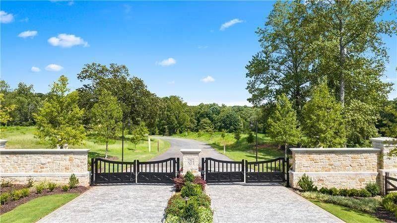 2033 Magnolia Lane