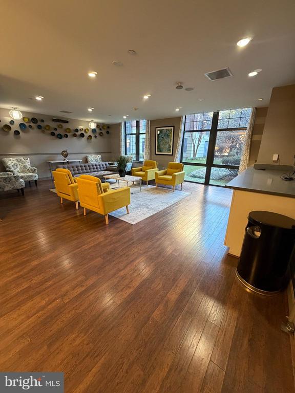 1021 N GARFIELD STREET 819