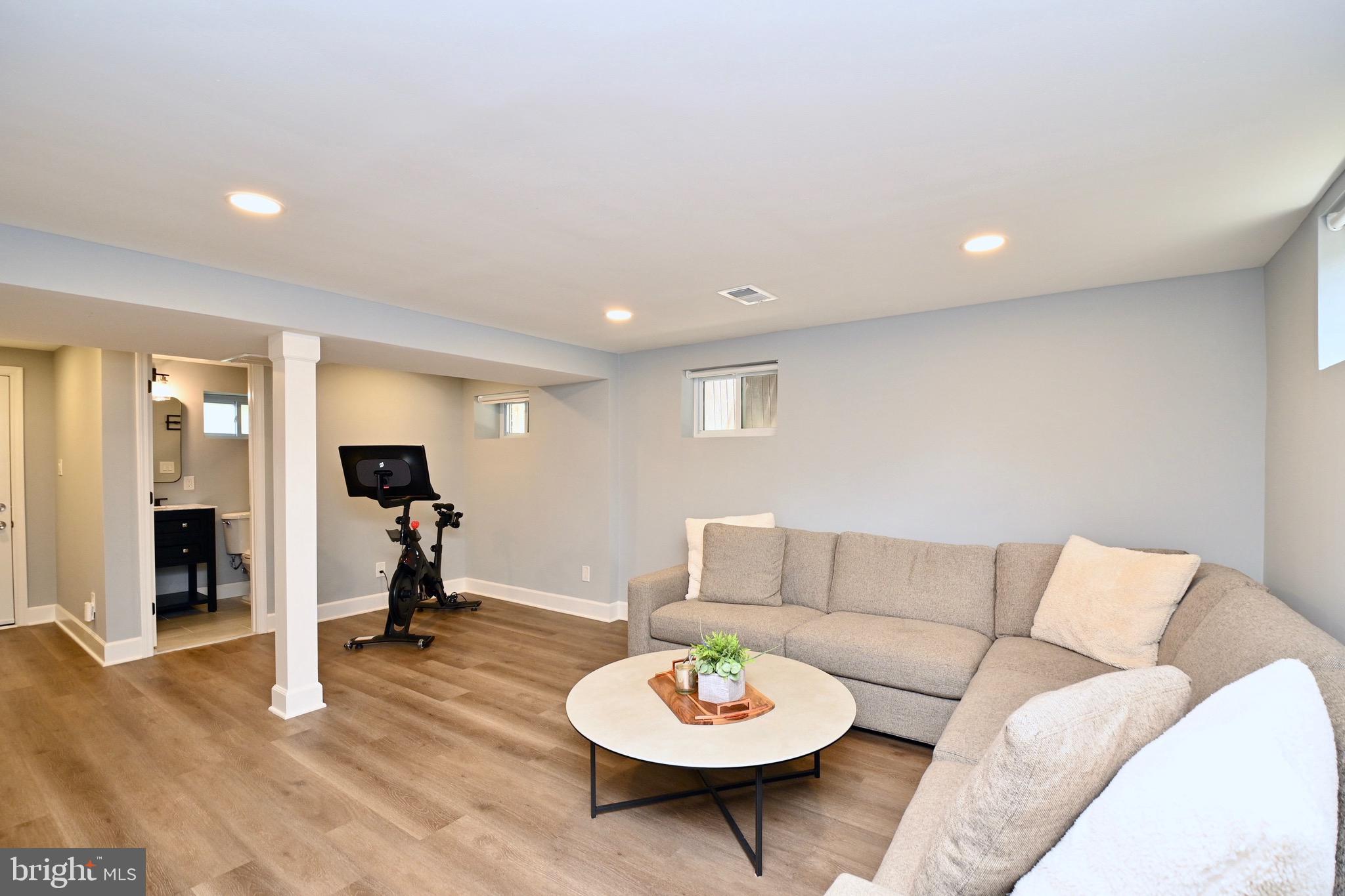 102 E GLENDALE AVENUE