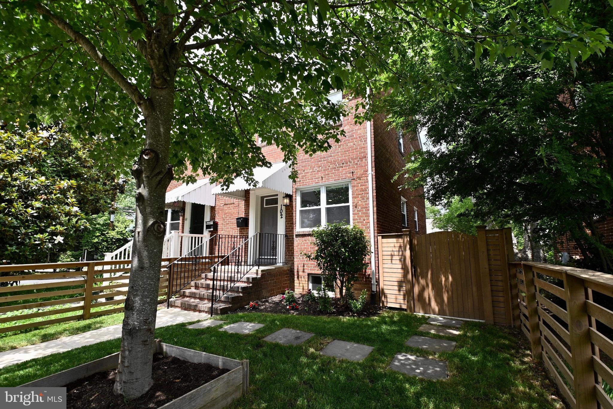 102 E GLENDALE AVENUE