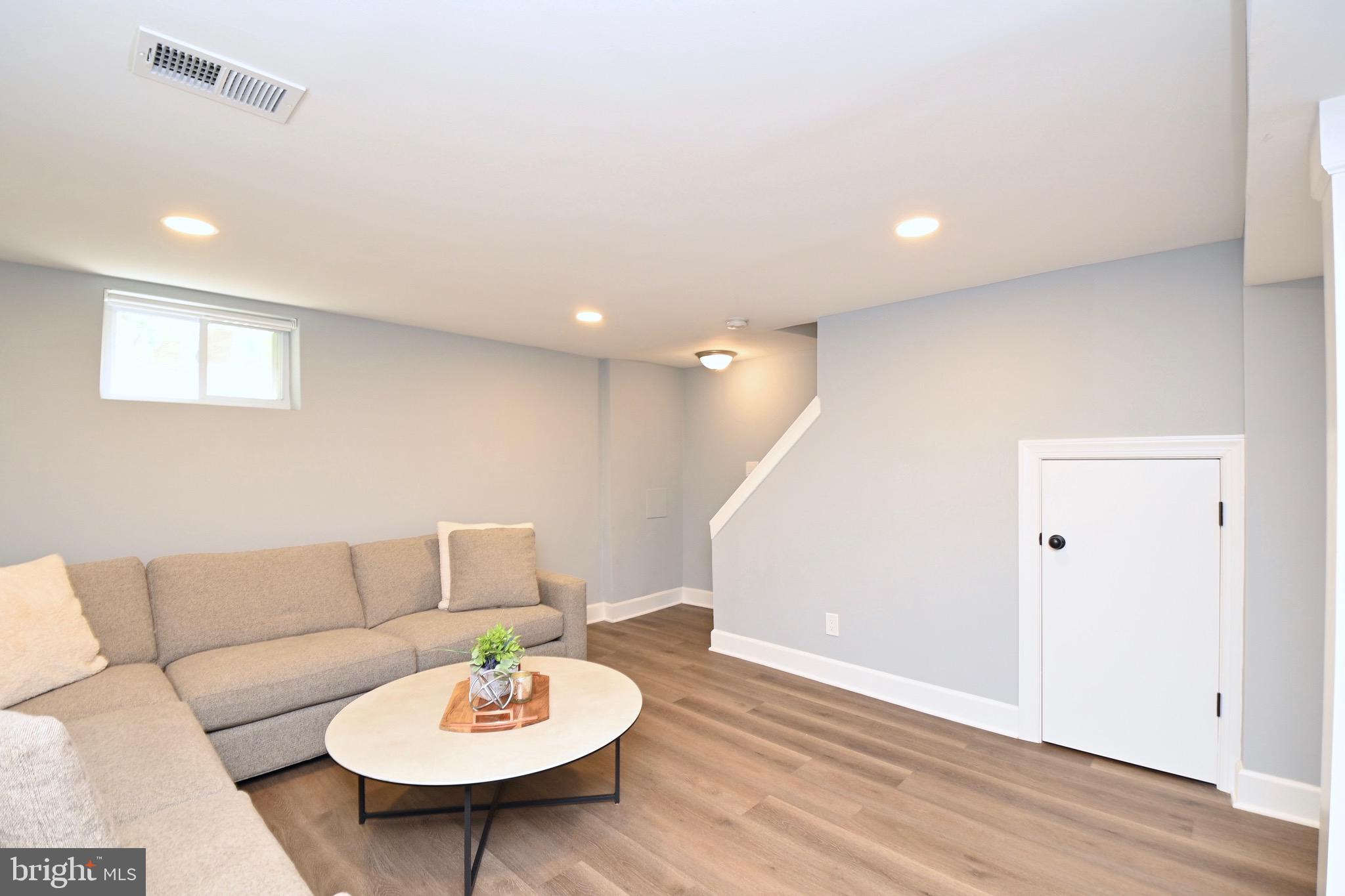 102 E GLENDALE AVENUE