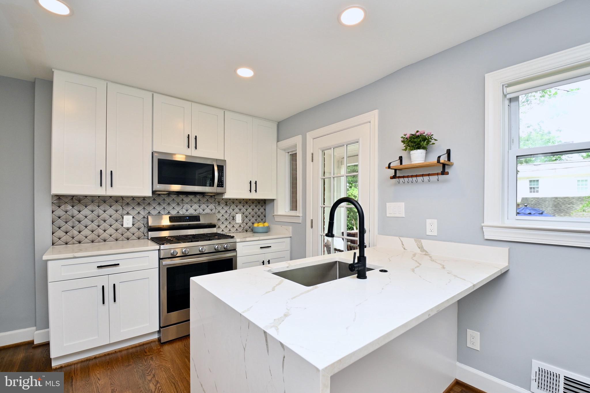 102 E GLENDALE AVENUE