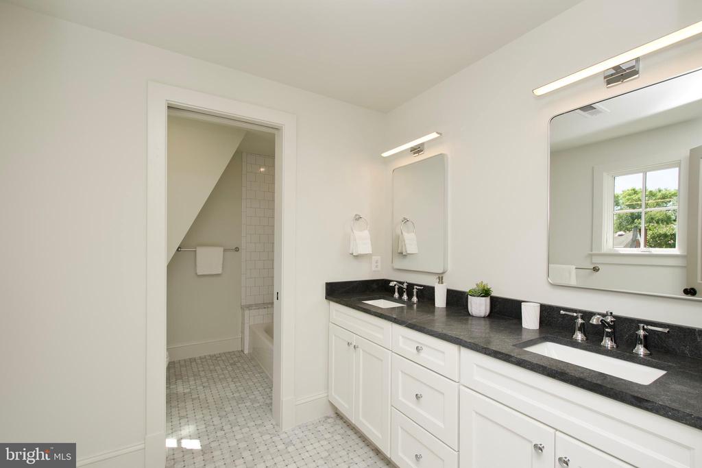 109 E ALEXANDRIA AVENUE