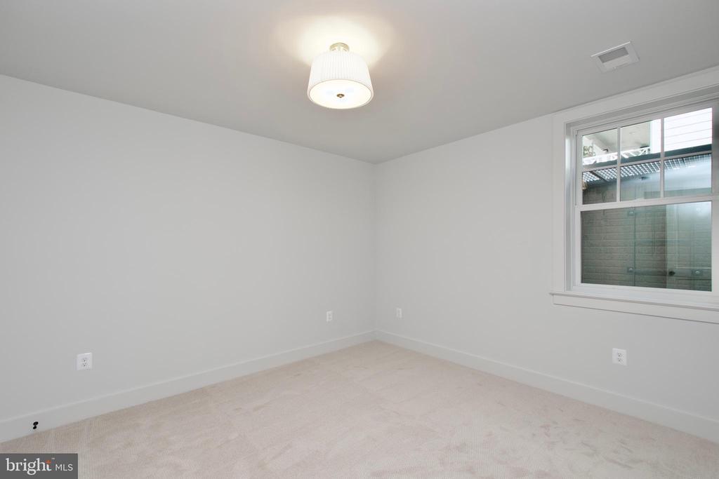 109 E ALEXANDRIA AVENUE