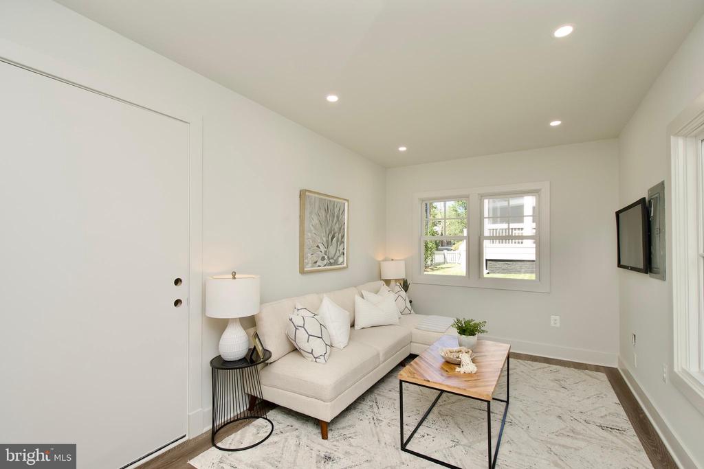 109 E ALEXANDRIA AVENUE
