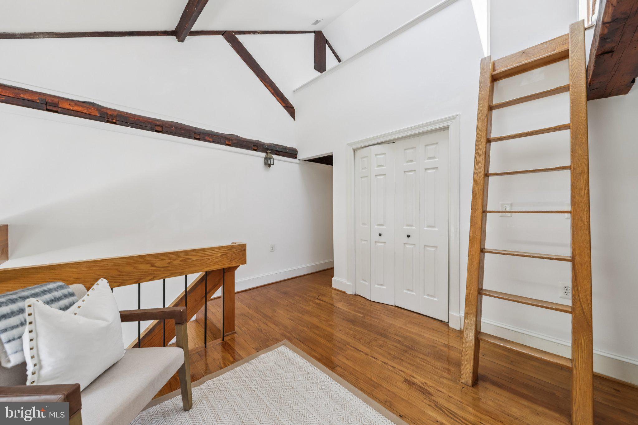 10 MUIRS COURT