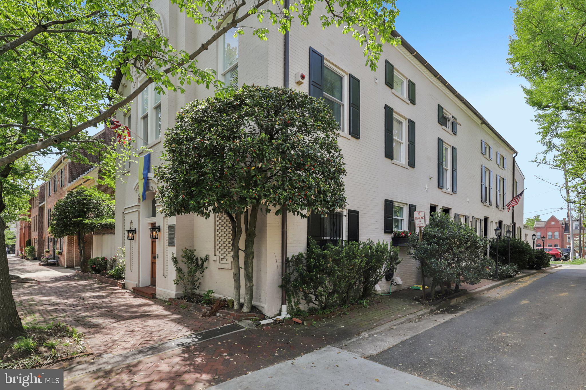 10 MUIRS COURT