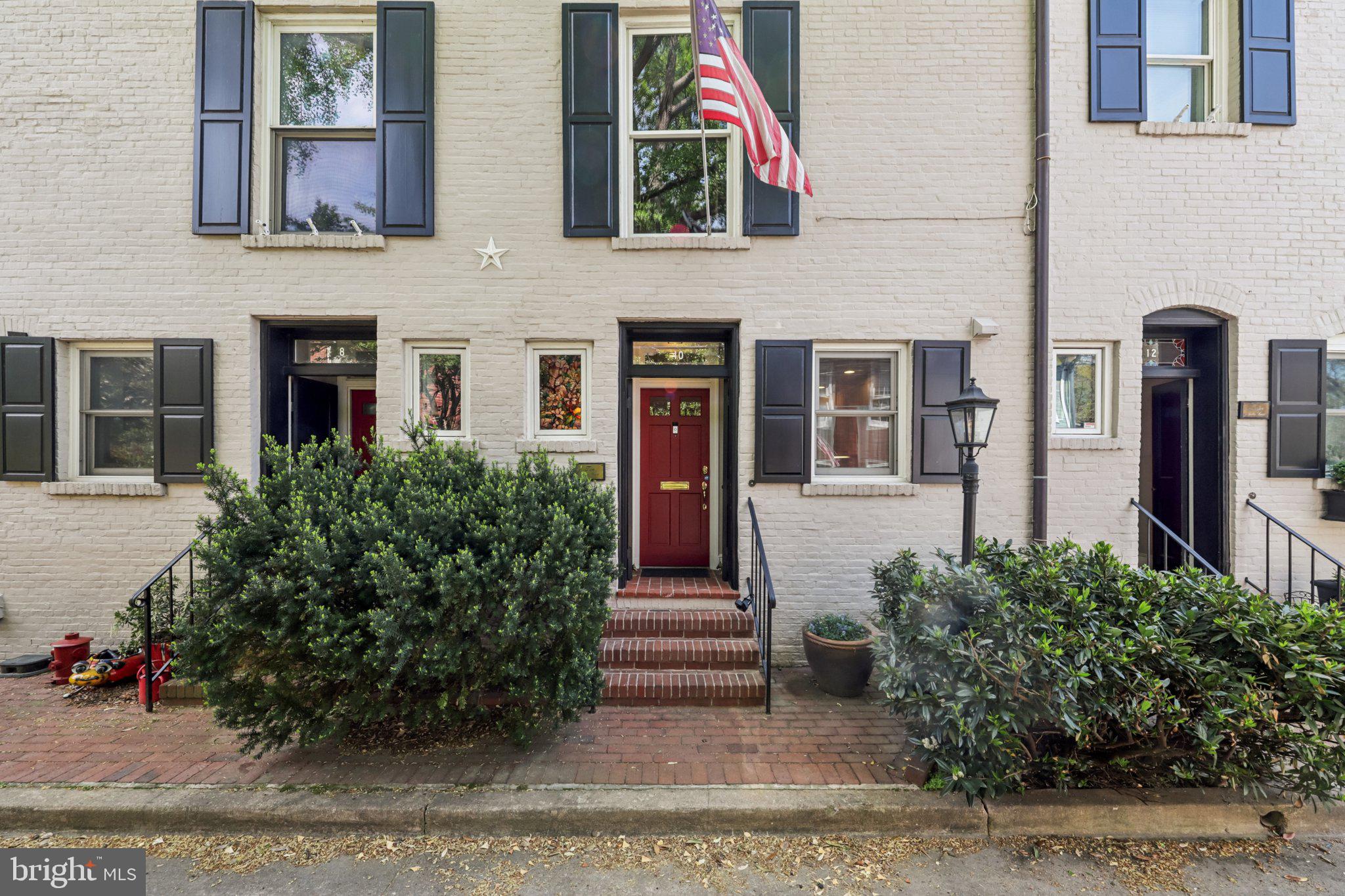 10 MUIRS COURT