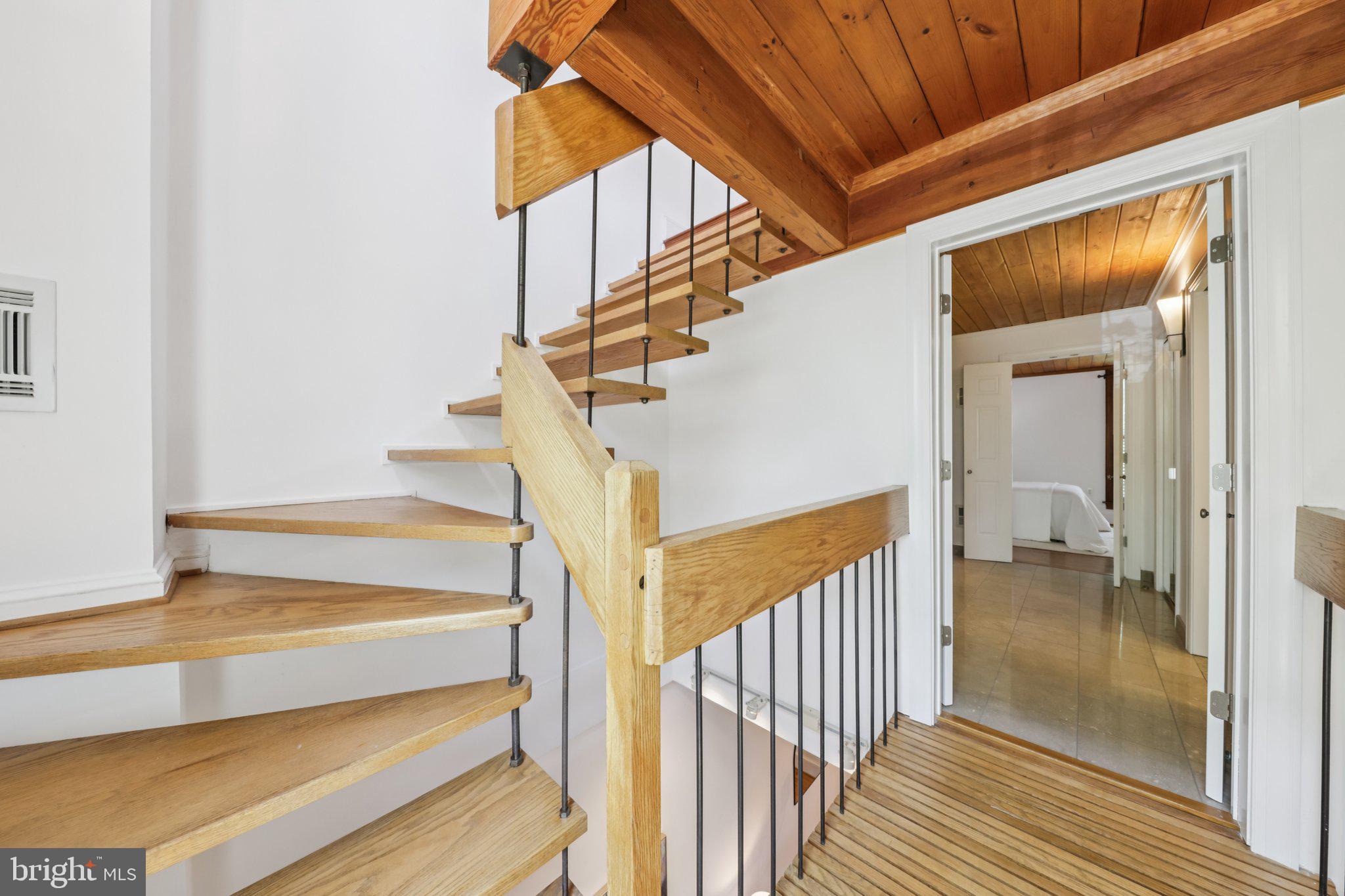 10 MUIRS COURT