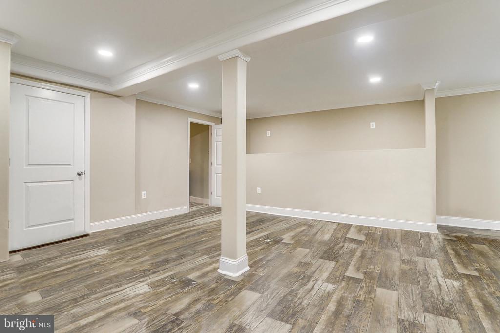 5608 S QUAKER LANE