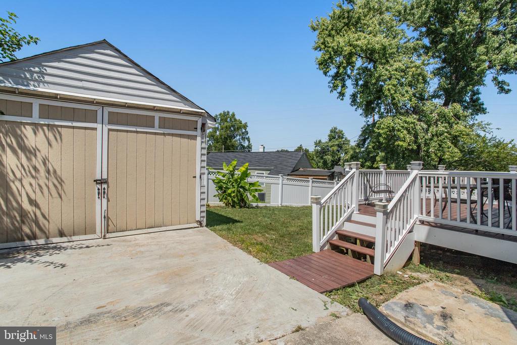 5608 S QUAKER LANE