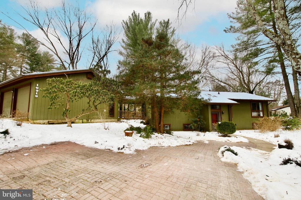 10919 HOWLAND DRIVE