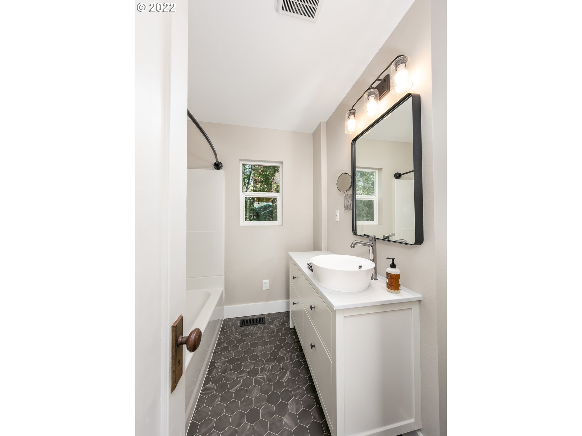 1218 E 11TH