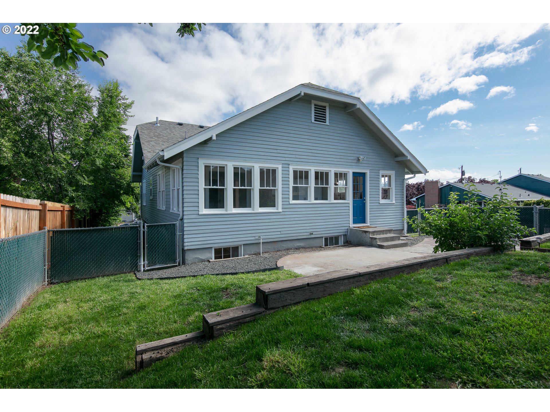 1218 E 11TH
